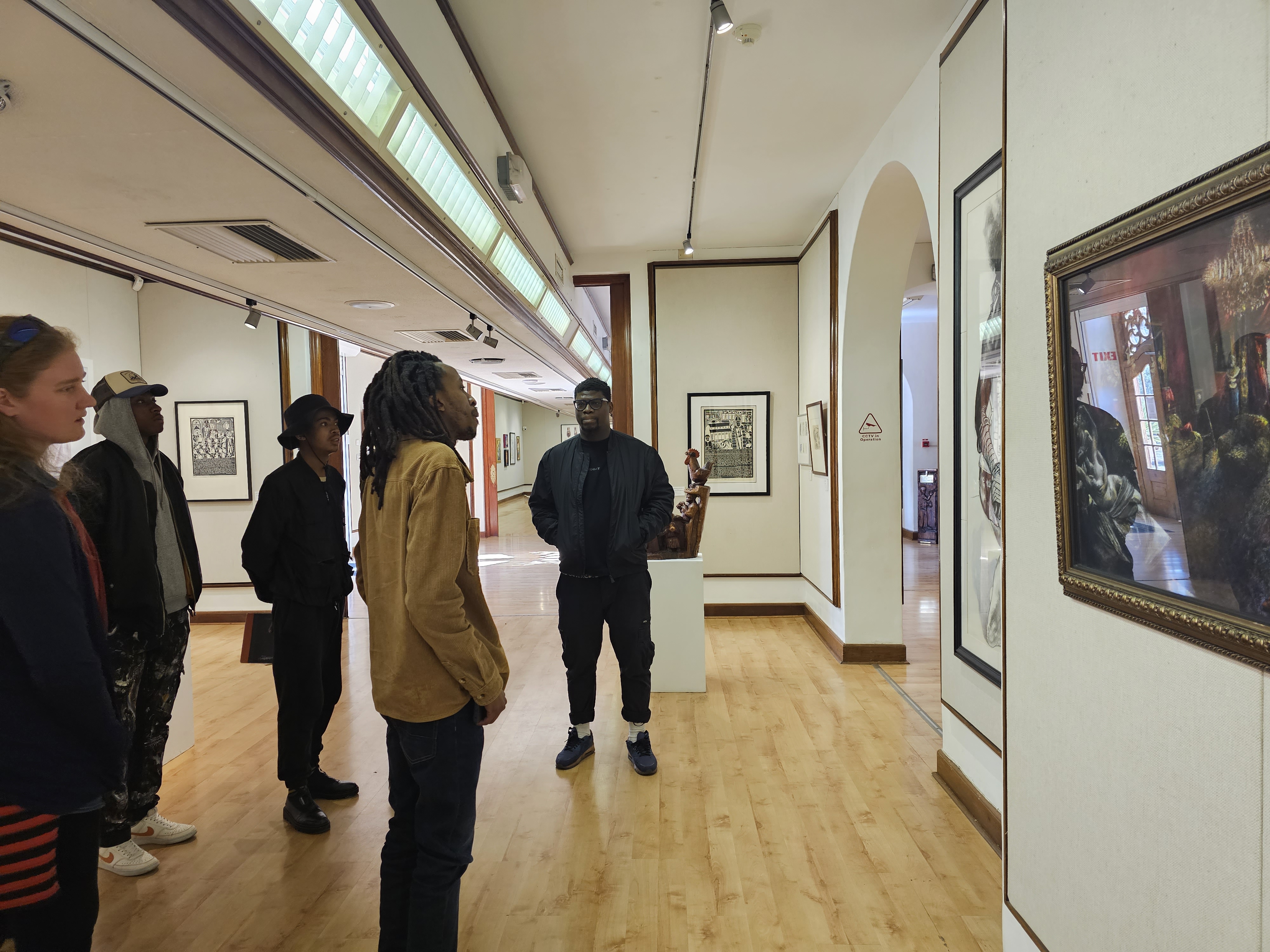LawrenceLemaoanamentoringstudents_usingtheexhibitionatOliewenhuistoeducateattendees